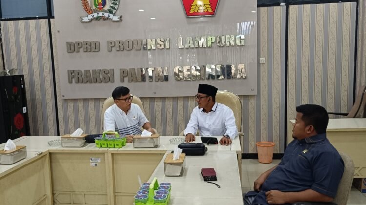 Fauzi Heri, Anggota Fraksi Gerindra DPRD Provinsi Lampung menerima kunjungan kerja anggota DPRD Provinsi Sumatera Selatan Jauhari dan Imam Mustakim di ruang rapat Fraksi Partai Gerindra, Kamis (30/01/2025). 