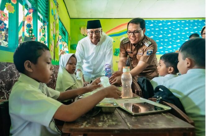 
					Gubernur Terpilih, Rahmat Mirzani Djausal dan Walikota, Wahdi Siradjuddin Metro Meninjau Program MBG di SD Negeri 7 Metro Pusat.(13/1/2025)