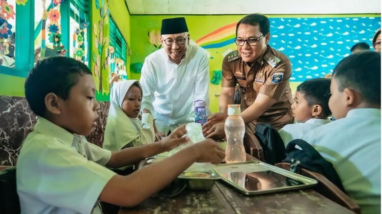 Gubernur Terpilih, Rahmat Mirzani Djausal dan Walikota, Wahdi Siradjuddin Metro Meninjau Program MBG di SD Negeri 7 Metro Pusat.(13/1/2025)