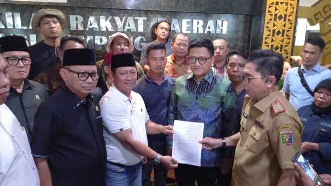 
					Ketua DPRD Provinsi Lampung Ahmad Giri Akbar menyerahkan salinan keputusan penetapan harga minimal singkong kepada perwakilan pengunjuk rasa di gedung DPRD Provinsi Lampung, Senin (13/01/2025) 