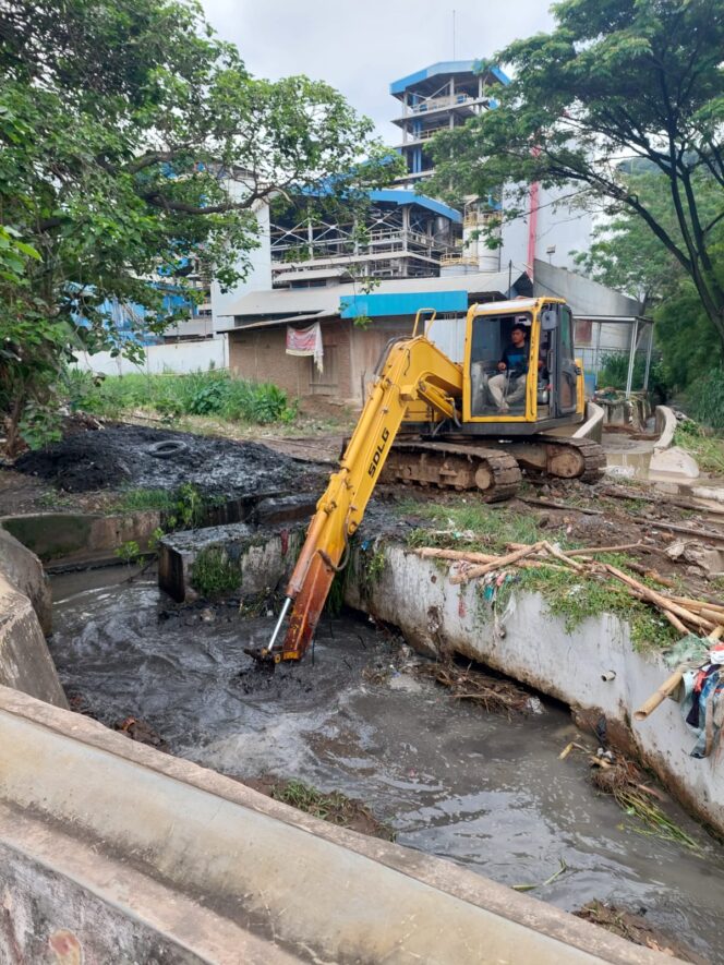
					Alat Berat PT. LDC Keruk Pendangkalan Sungai, Senin (20/01/2025) 