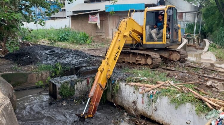 Alat Berat PT. LDC Keruk Pendangkalan Sungai, Senin (20/01/2025) 