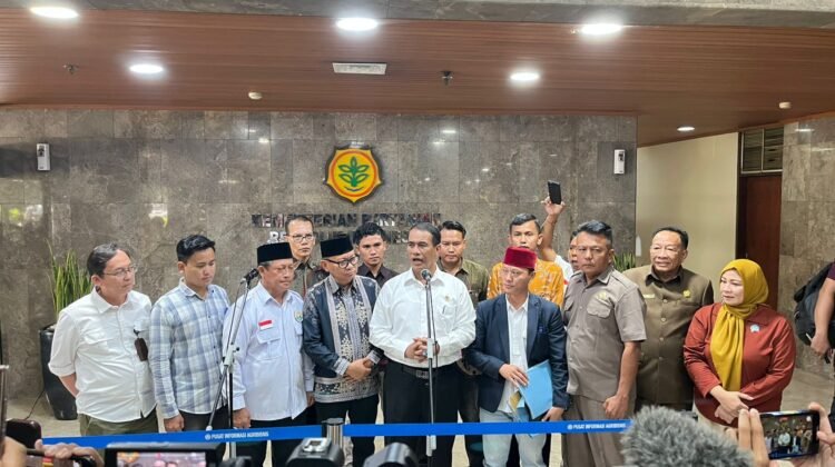 Menteri Pertanian Amran Sulaiman dalam jumpa pers memutuskan harga singkong paling rendah Rp 1.350 perKg rafaksi maksimal 15%