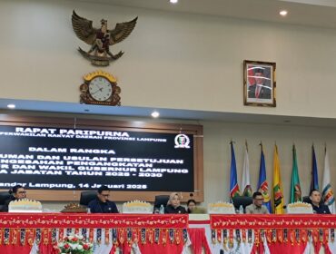 Ketua DPRD Provinsi Lampung Ahmad Giri Akbar memimpin Rapat Paripurna DPRD dengan Agenda Usulan Penetapan/Pengesahan Gubernur dan Wakil Gubernur Lampung Masa Jabatan 2025-2029