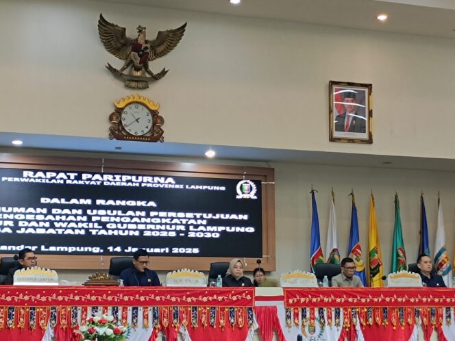 
					Ketua DPRD Provinsi Lampung Ahmad Giri Akbar memimpin Rapat Paripurna DPRD dengan Agenda Usulan Penetapan/Pengesahan Gubernur dan Wakil Gubernur Lampung Masa Jabatan 2025-2029