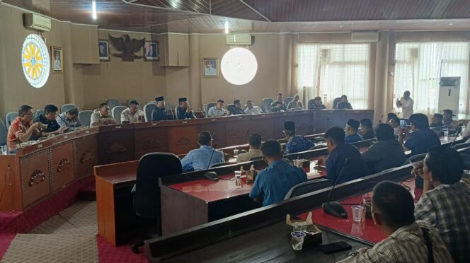 
					Rapat dengar pendapat antara Anggota Pansus Tata Niaga Singkong DPRD Provinsi Lampung dengan pihak terkait di gedung DPRD kabupaten Lampung Timur Jumat (17/01/2025) 