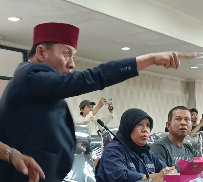 
					Salah satu pengunjuk rasa adu argumen dalam mediasi dengan Anggota DPRD Provinsi Lampung, Senin (13/01/2025). 