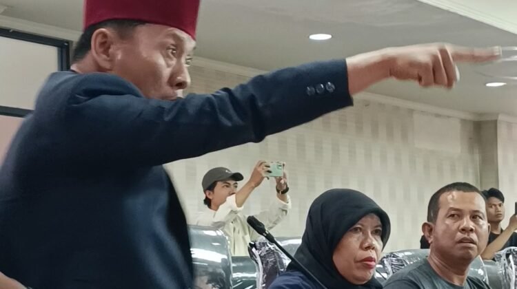 Salah satu pengunjuk rasa adu argumen dalam mediasi dengan Anggota DPRD Provinsi Lampung, Senin (13/01/2025). 