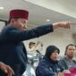 Salah satu pengunjuk rasa adu argumen dalam mediasi dengan Anggota DPRD Provinsi Lampung, Senin (13/01/2025). 