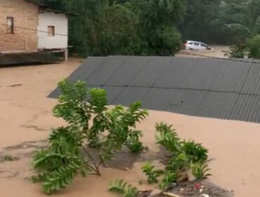 Banjir merendam rumah Kota Bandar Lampung warga hingga ketinggian 2 meter.