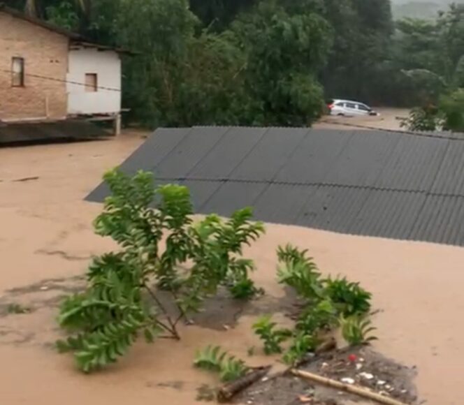 
					Banjir merendam rumah Kota Bandar Lampung warga hingga ketinggian 2 meter.