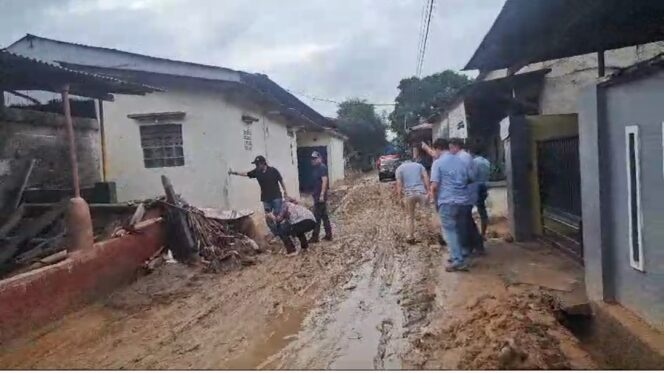 
					Anggota Komisi II DPRD Provinsi Lampung didampingi Kepala Dinas Lingkungan Hidup Provinsi Lampung serta Fraksi Partai Gerindra DPRD Kota Bandar Lampung sidak ke lokasi banjir di Kelurahan Pidada, Bandar Lampung, Minggu (19/01/2025). 