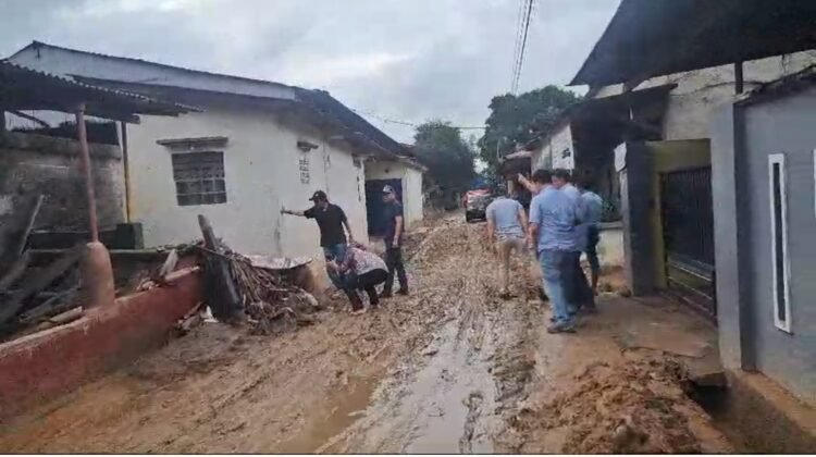 Anggota Komisi II DPRD Provinsi Lampung didampingi Kepala Dinas Lingkungan Hidup Provinsi Lampung serta Fraksi Partai Gerindra DPRD Kota Bandar Lampung sidak ke lokasi banjir di Kelurahan Pidada, Bandar Lampung, Minggu (19/01/2025). 