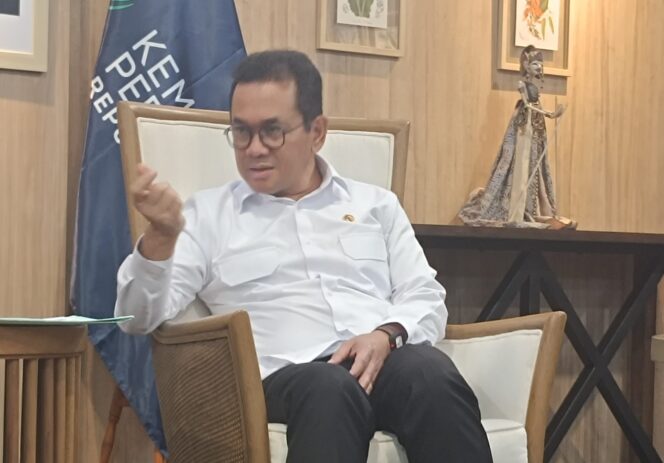 
					Menteri Perdagangan Budi Santoso saat berdiskusi dengan anggota Pansus Tata Niaga Singkong DPRD Provinsi Lampung di Kementerian Perdagangan, Rabu (05/02/2025). 