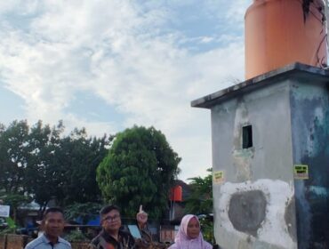 Fauzi Heri, Anggota DPRD Provinsi Lampung Fraksi Gerindra didampingi Ketua RT 04 dan Ketua LK I Kelurahan Bumi Kedamaian, Bandar Lampung meninjau sambungan listrik rawan korsleting, Jumat (21/02/2025). 