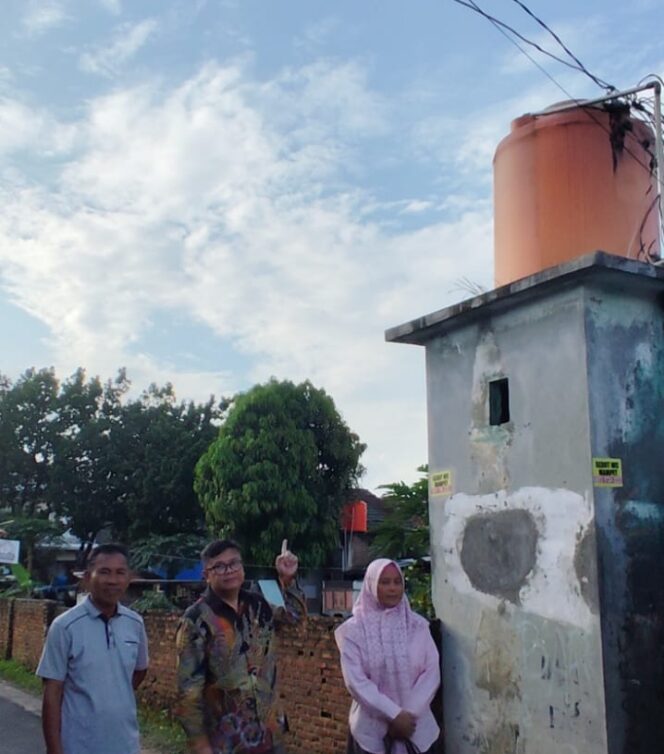 
					Fauzi Heri, Anggota DPRD Provinsi Lampung Fraksi Gerindra didampingi Ketua RT 04 dan Ketua LK I Kelurahan Bumi Kedamaian, Bandar Lampung meninjau sambungan listrik rawan korsleting, Jumat (21/02/2025). 