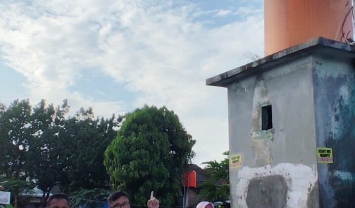 Fauzi Heri, Anggota DPRD Provinsi Lampung Fraksi Gerindra didampingi Ketua RT 04 dan Ketua LK I Kelurahan Bumi Kedamaian, Bandar Lampung meninjau sambungan listrik rawan korsleting, Jumat (21/02/2025). 