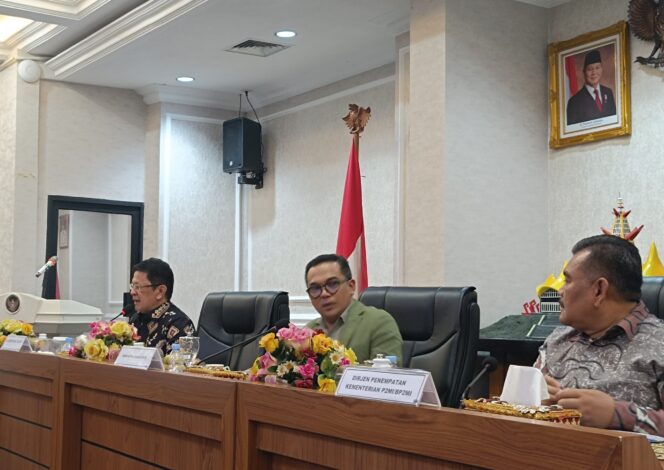 
					Rapat Dengar Pendapat dengan Anggota Baleg DPR RI dalam rangka revisi UU 18 Tahun 2017 tentang Pekerja Migran Indonesia di ruang rapat Gubernur Lampung, Kamis (27/02/2025). 