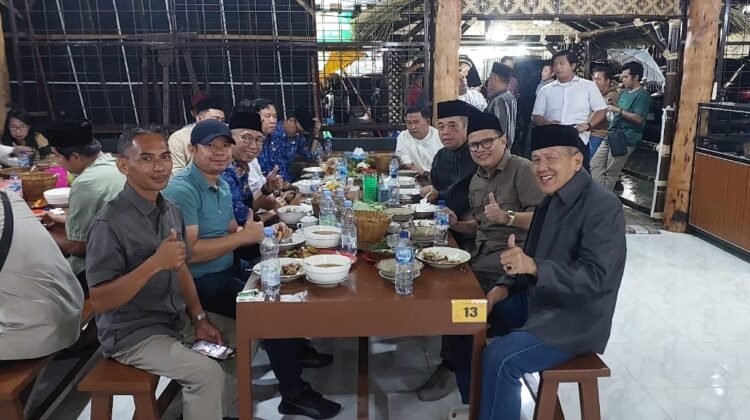 Gubernur Lampung saat mencicipi kuliner di Saung Bude, Senin (17/03/2025) didampingi sejumlah Anggota DPRD Provinsi Lampung