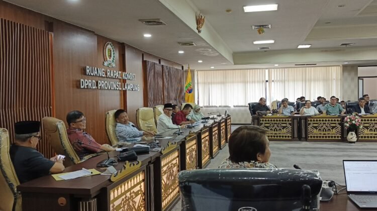 Pansus Tata Niaga Singkong DPRD Provinsi Lampung menggelar Rapat Dengar Pendapat dengan perwakilan pengusaha Tapioka di ruang rapat DPRD Provinsi Lampung, Selasa (11/03/2025). 