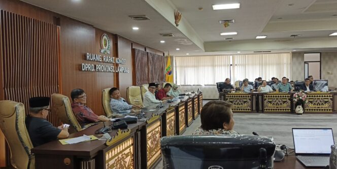 
					Pansus Tata Niaga Singkong DPRD Provinsi Lampung menggelar Rapat Dengar Pendapat dengan perwakilan pengusaha Tapioka di ruang rapat DPRD Provinsi Lampung, Selasa (11/03/2025). 