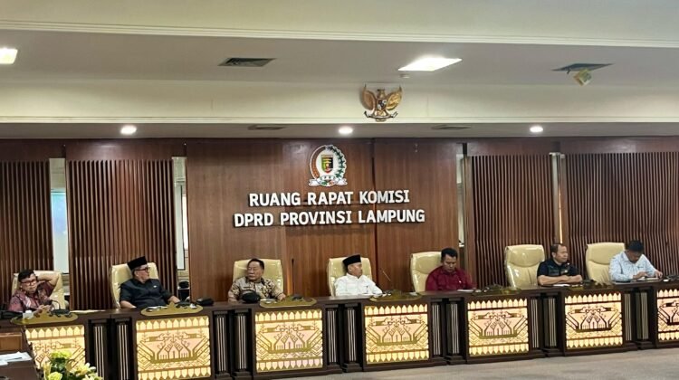Pansus Tata Niaga Singkong DPRD Provinsi Lampung menggelar RDP dengan OPD terkait dan Perwakilan Perusahaan produsen tapioka, Selasa (11/03/2025). 