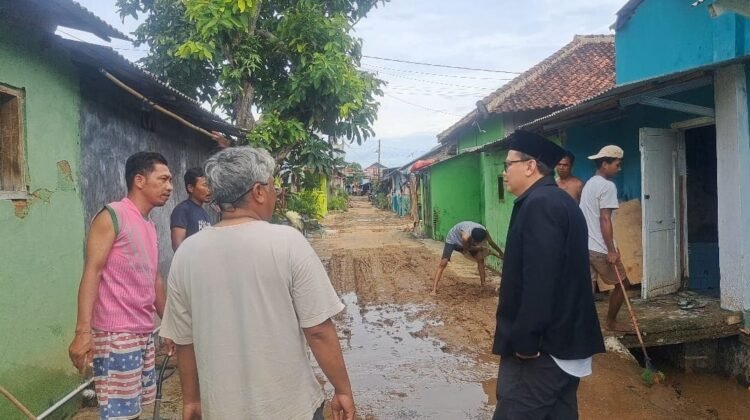 Anggota DPRD Provinsi Lampung Fauzi Heri saat meninjau lokasi banjir di Kelurahan Panjang Selatan, Kota Bandar Lampung, Senin (21/04/2025) 