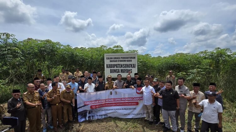 Sejumlah Anggota Komisi I anggota spesies iniDPRD Provinsi Lampung mengunjungi calon lokasi ibukota kabupaten Sungkai Bunga Mayang 