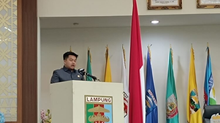 Rahmat Visa Ridi Arifin, Anggota Komisi I DPRD Provinsi Lampung saat memberikan laporan Komisi I dalam Rapat Paripurna DPRD Provinsi Lampung, Rabu (23/04/2025). 