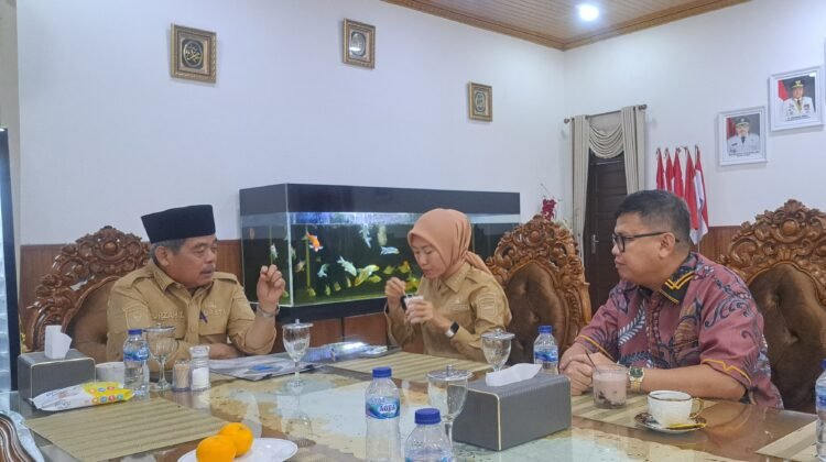 Anggota DPRD Provinsi Lampung Fauzi Heri saat berdiskusi dengan Bupati dan Wakil Bupati Lahat, di rumah dinas Bupati Lahat, Selasa (29/04/2025). 