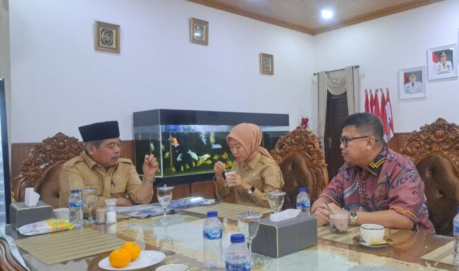 
					Anggota DPRD Provinsi Lampung Fauzi Heri saat berdiskusi dengan Bupati dan Wakil Bupati Lahat, di rumah dinas Bupati Lahat, Selasa (29/04/2025). 