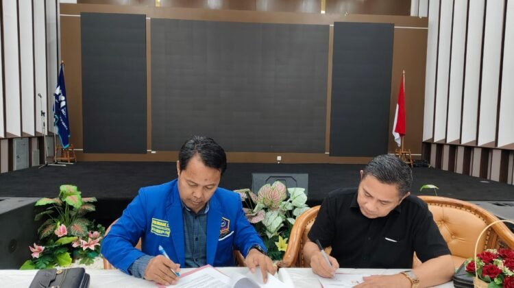 Ketua Umum Perkumpulan Pers Daerah Seluruh Indonesia (PPDI) Feri Sibarani tanda tangani Memorandum Of Understanding (MoU) tentang kerjasama pelaksanaan Sertifikasi Kompetensi Wartawan (SKW) dengan ketua LSP Pers Indonesia, Hientje Mandagie di gedung RRI Jakarta, 14/06/2025.