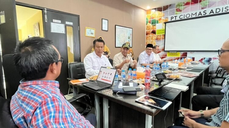 Komisi II DPRD Provinsi Lampung kunjungan kerja ke perusahaan ternak ayam PT Ciomas Adisatwa dalam rangka memastikan ketersediaan pasokan bahan pangan untuk dapur MBG, Senin (10/11/2025) 