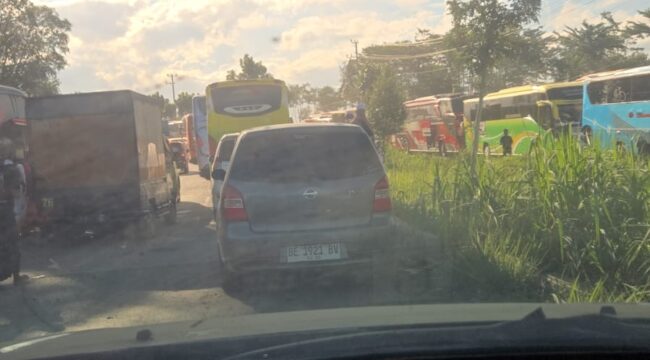 Situasi kemacetan seusai kegiatan ijtima ulama, Minggu (30/11/2025). Photo dijepret dari mobil salah satu peserta ijtima. 