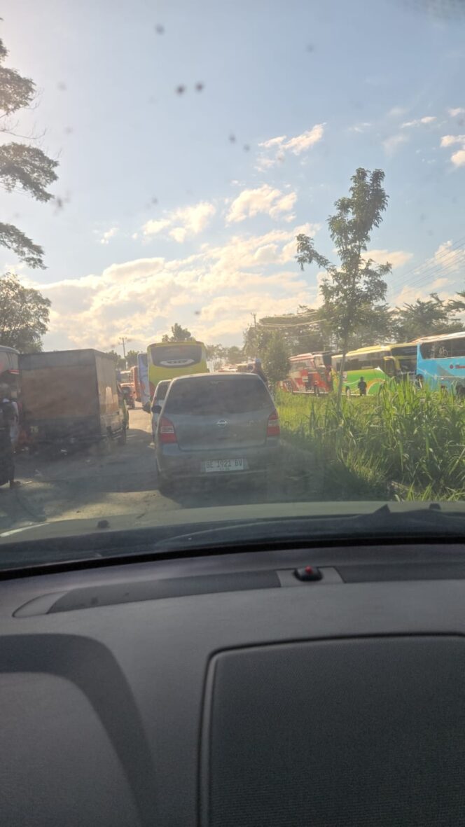 
					Situasi kemacetan seusai kegiatan ijtima ulama, Minggu (30/11/2025). Photo dijepret dari mobil salah satu peserta ijtima. 