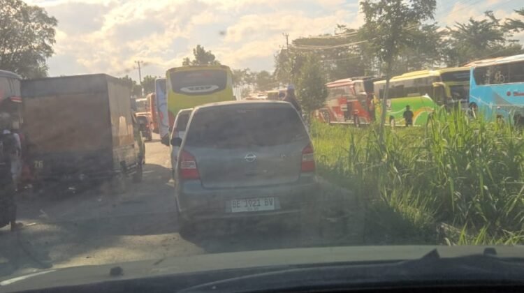Situasi kemacetan seusai kegiatan ijtima ulama, Minggu (30/11/2025). Photo dijepret dari mobil salah satu peserta ijtima. 