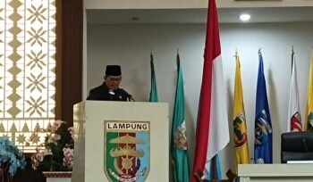 Juru bicara Pansus LKPJ A.M Syafei saat membacakan laporan dalam rapat paripurna DPRD Provinsi Lampung, Senin 25/05/2026