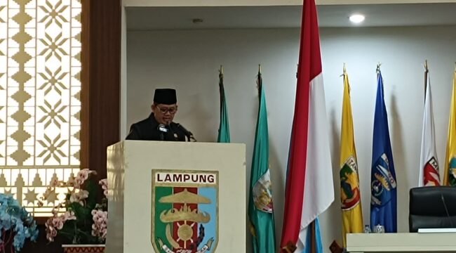 Juru bicara Pansus LKPJ A.M Syafei saat membacakan laporan dalam rapat paripurna DPRD Provinsi Lampung, Senin 25/05/2026